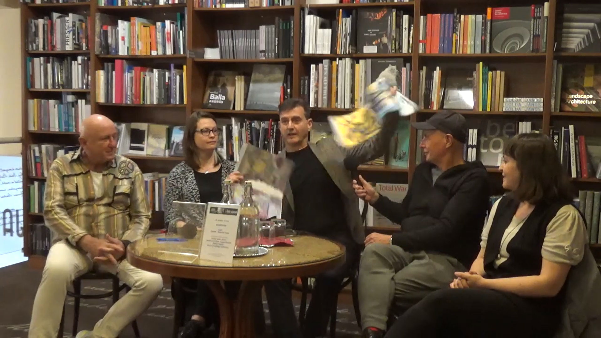 LUGO GRAFFITI – READ THE SIGNS KÖNYVBEMUTATÓ AZ ÍRÓK BOLTJÁBAN (7)