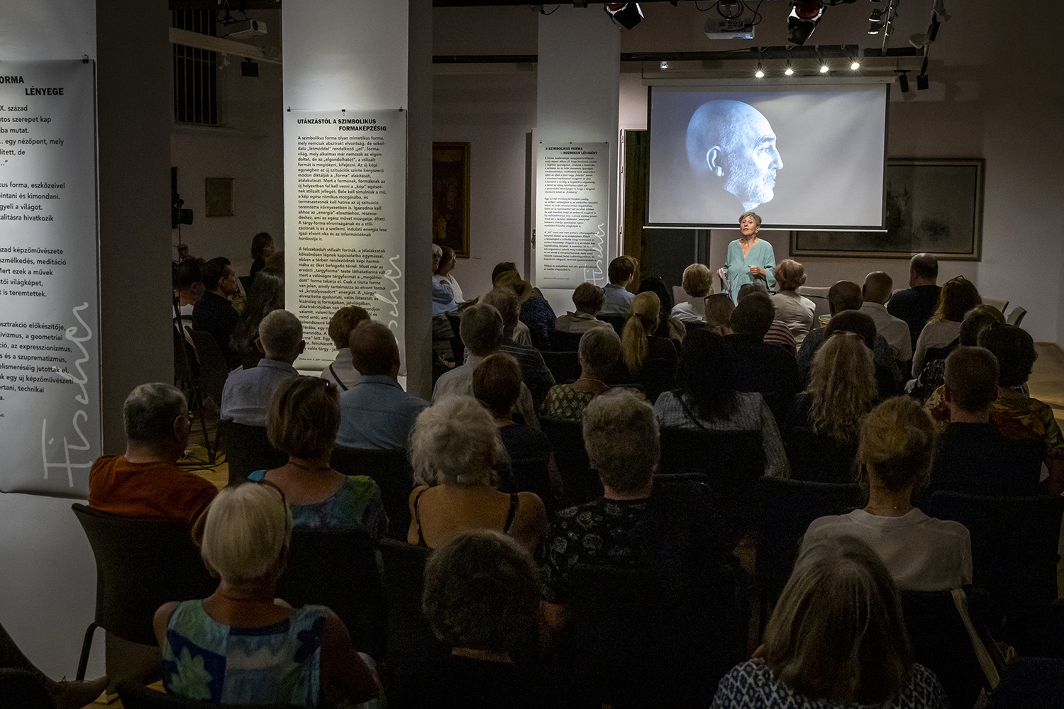 London Katalin: Hineni című fotóalbumának könyvbemutatója